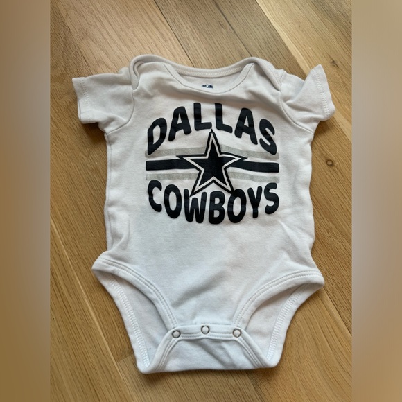 NFL • 3 Pack of Cowboys Onesies • 0-3 Months - Picture 5 of 10